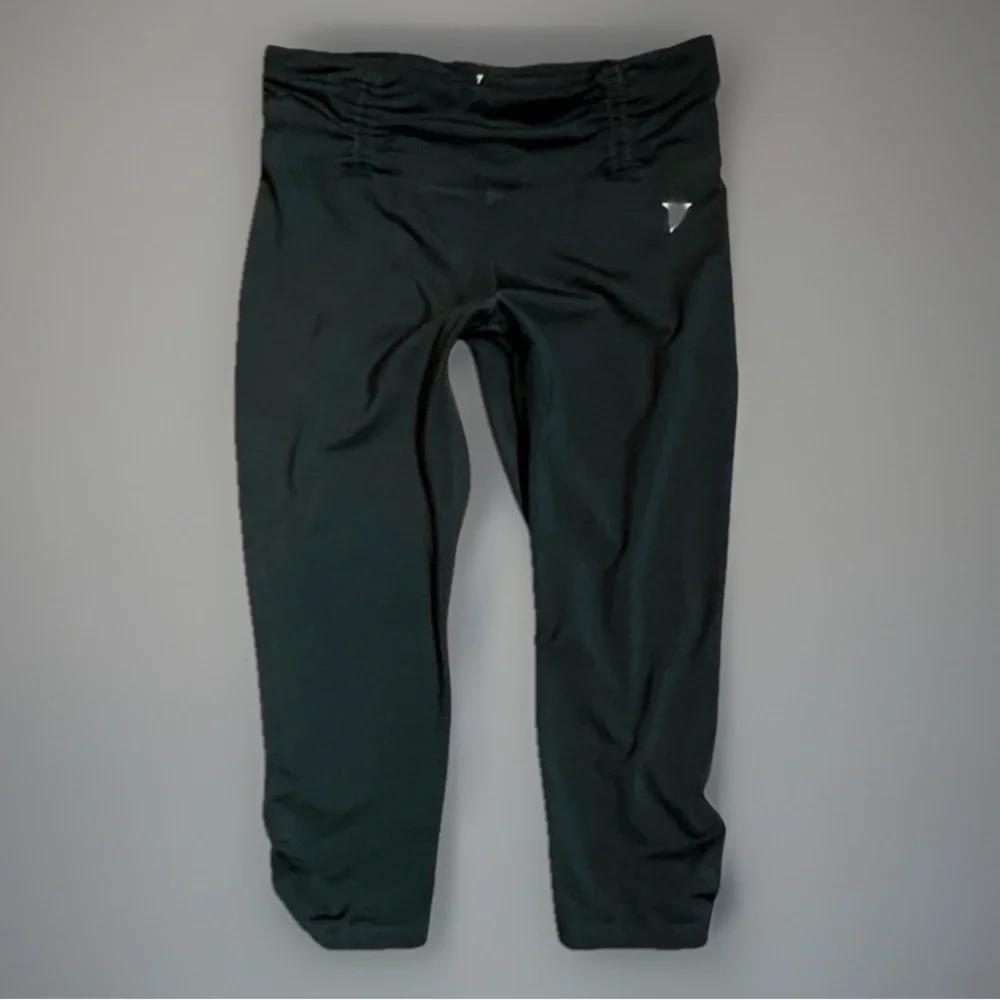 Old Navy S Black ruched waist and leg accented performance fit leggings